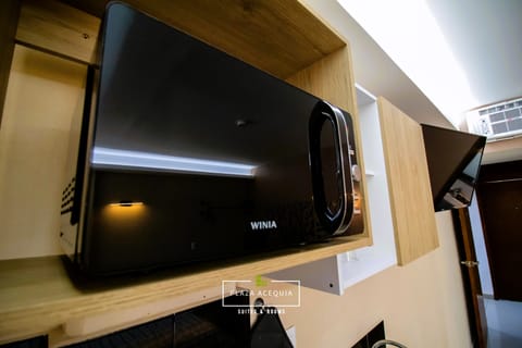 Toaster, cookware/dishes/utensils