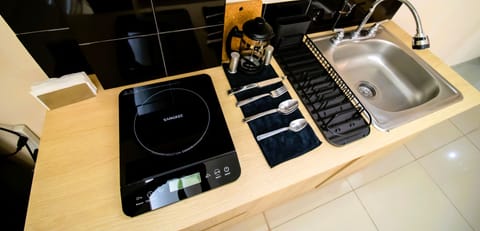 Toaster, cookware/dishes/utensils