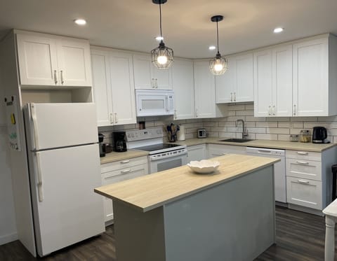 Full functioning kitchen with 4 major appliances