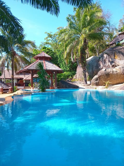 2 outdoor pools