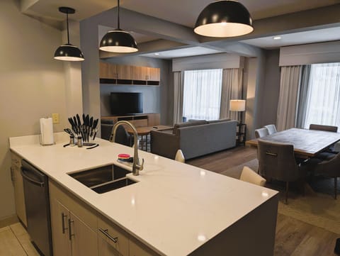 Premium bedding, in-room safe, desk, blackout drapes