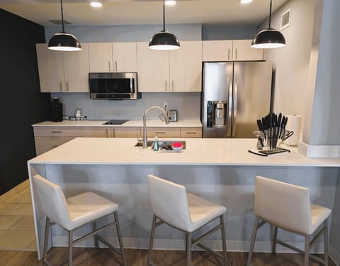 Premium bedding, in-room safe, desk, blackout drapes