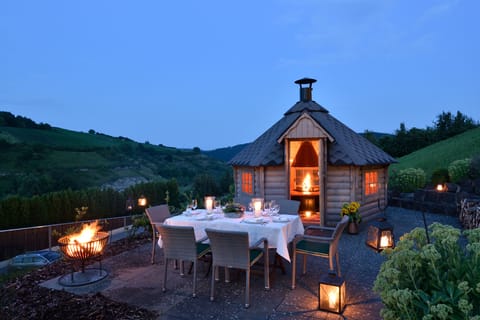 Breakfast, lunch, dinner served; Regional cuisine, alfresco dining 