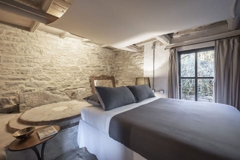 Property, Furniture, Building, Comfort, Wood, Interior Design, Lamp, Floor, Picture Frame, Flooring
