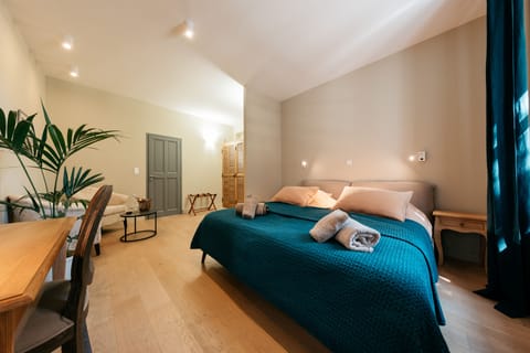 Comfort Suite | Individually decorated, desk, laptop workspace, cribs/infant beds