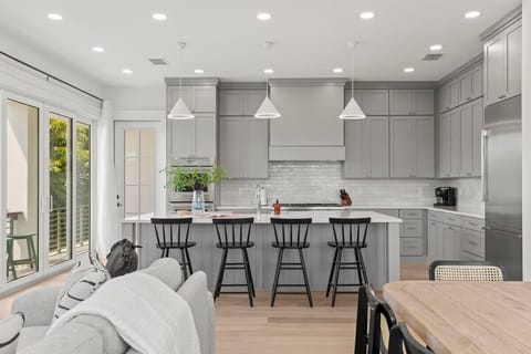 Jade House Kitchen with Breakfast Bar