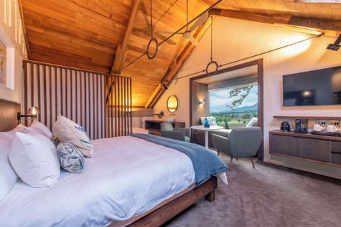 Classic Room | Hypo-allergenic bedding, minibar, iron/ironing board, free WiFi