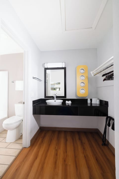 Combined shower/tub, towels