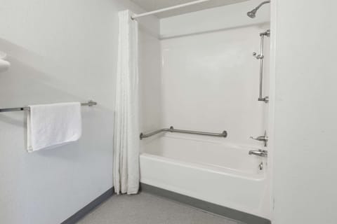 Combined shower/tub, free toiletries, towels