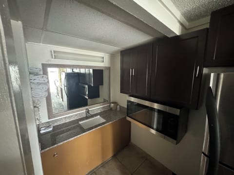 Room, 1 King Bed, Non Smoking (Upgrade) | Free WiFi, bed sheets, alarm clocks