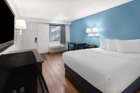 Room, 1 Queen Bed, Non Smoking | Desk, blackout drapes, free WiFi, bed sheets