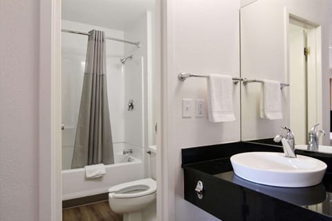 Combined shower/tub, towels