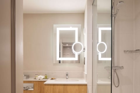 Deluxe Room, 1 King Bed, Non Smoking | Bathroom | Combined shower/tub, deep soaking tub, eco-friendly toiletries