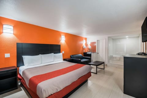 Deluxe Room, 1 King Bed, Non Smoking, Hot Tub | Spa