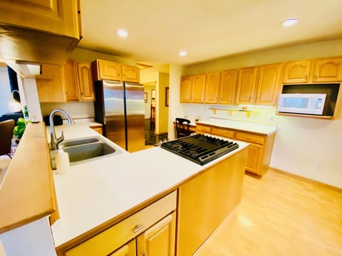 Fully equipped kitchen with new appliances