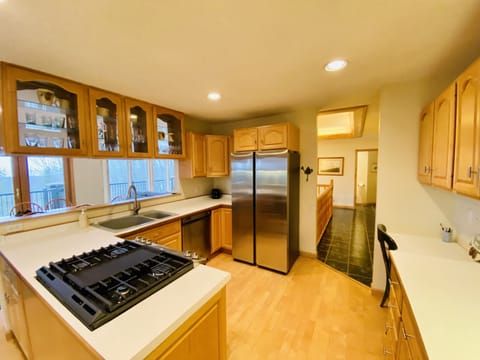 Fully equipped kitchen with new appliances