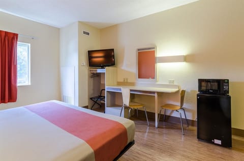 Desk, free WiFi, bed sheets