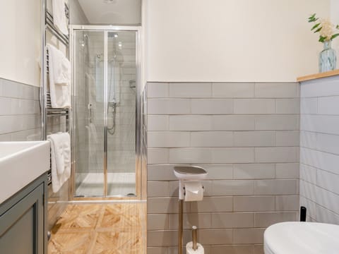 Bathroom | Everley - Derwent House Apartments, Scarborough