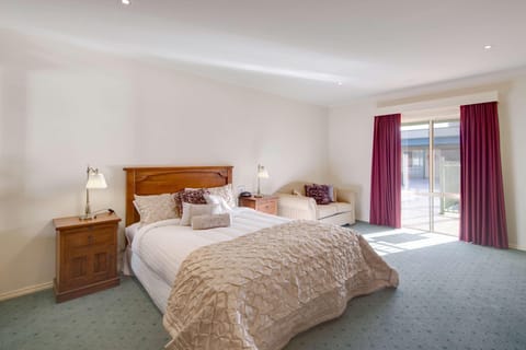 Minibar, desk, soundproofing, iron/ironing board