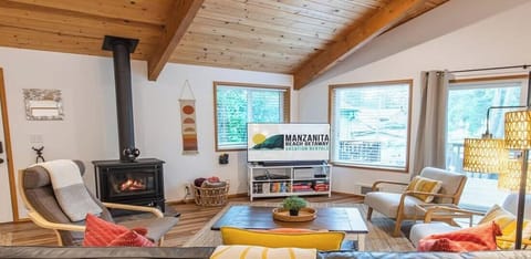 Welcome to A Wave Away. This charming two-bedroom home is located on the North side of Manzanita.