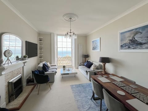 Living room/dining room | Admiral&rsquo;s Lookout, Ilfracombe