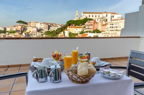 Superior Double Room, Balcony | In-room dining