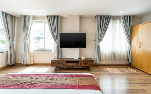 Executive Suite | Premium bedding, minibar, desk, blackout drapes
