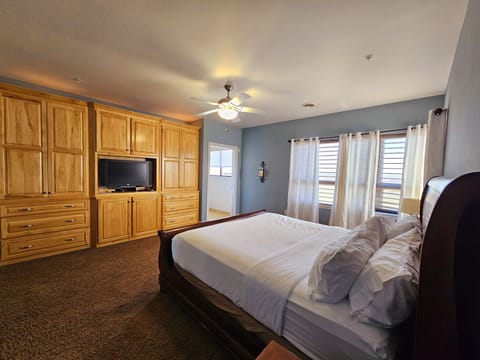 Master Bedroom - 1 King Bed