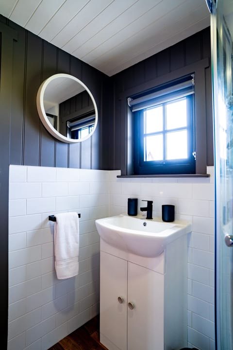 Cabin | Bathroom | Shower, hair dryer, towels