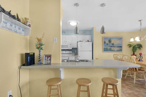 Eat-in kitchen bar seating