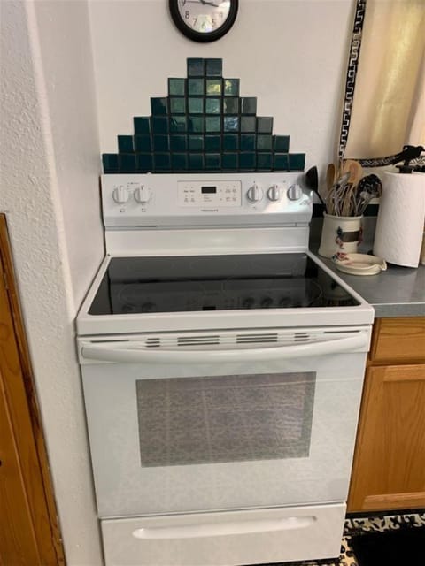 Oven/range in the apartment kitchen