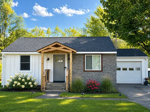 Large backyard, safe, convenient location, close to restaurants, shops, highways