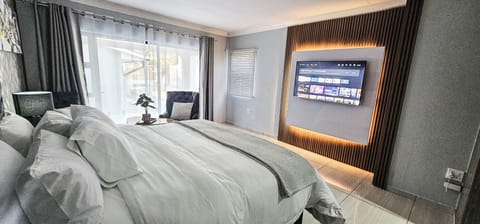 Executive Studio Suite, 1 King Bed, Balcony, Pool View | Premium bedding, memory foam beds, minibar, individually furnished
