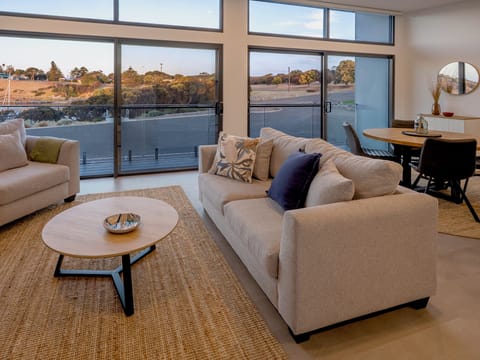 Cove Landing Marina Apartments - Stay in luxury apartment
family friendly luxury accommodation Penneshaw Kangaroo Island holiday rental