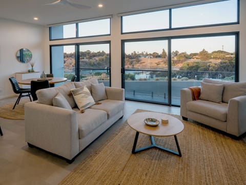 Cove Landing Marina Apartments - Stay in luxury apartment
family friendly luxury accommodation Penneshaw Kangaroo Island holiday rental