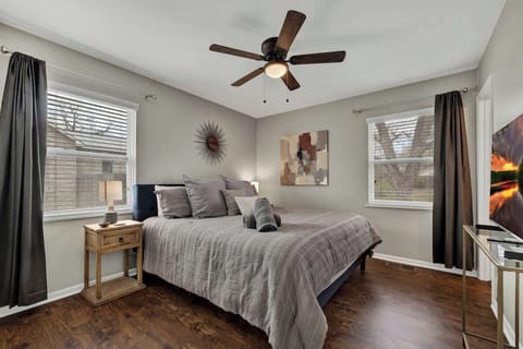 Cottage, Multiple Beds, Hot Tub, City View (504 Cora St.) | 3 bedrooms, individually decorated, individually furnished, bed sheets