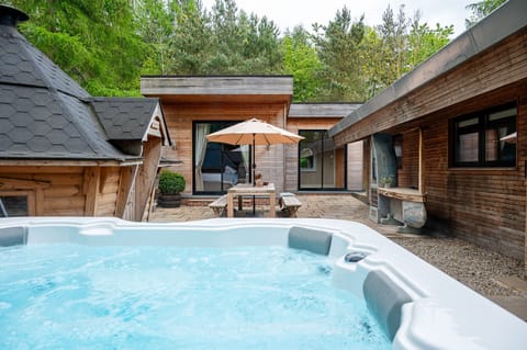 Lodges with hot tubs for large groups