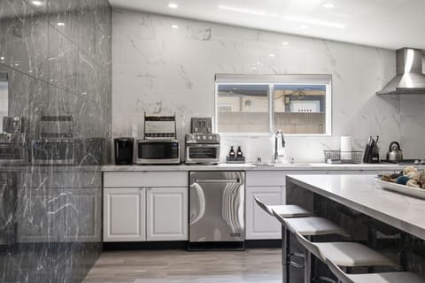 Cook, sip, and unwind in our full kitchen with a mini bar and bar stools! 🍹✨ The perfect space for gathering and entertaining