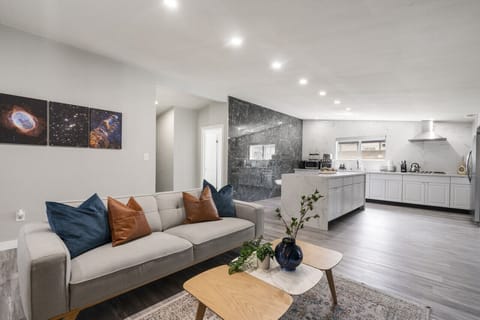 Spacious living meets full kitchen comfort! 🏡✨ Relax, cook, and enjoy the perfect gathering space for your stay.