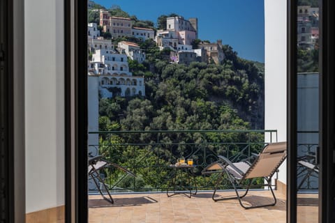 Hypo-allergenic bedding, in-room safe, individually decorated