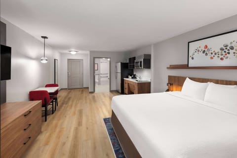 Room, 1 King Bed, Mobility Accessible, Non Smoking (Bathtub W/grab Bars) | Rollaway beds (surcharge), WiFi (free), bed sheets