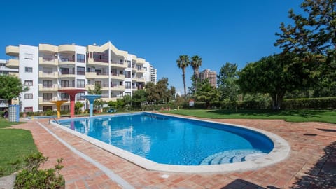 On this outdoor shared pool you can enjoy the good weather from Algarve
#swimmingpool #pool #algarve #portugal