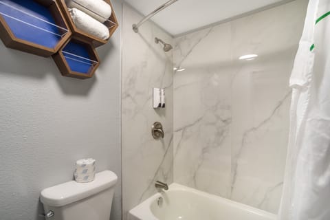 Combined shower/tub, towels, soap, shampoo