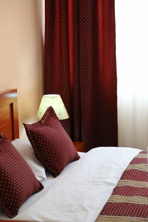 Comfort Double Room | Laptop workspace, blackout drapes, iron/ironing board, free WiFi