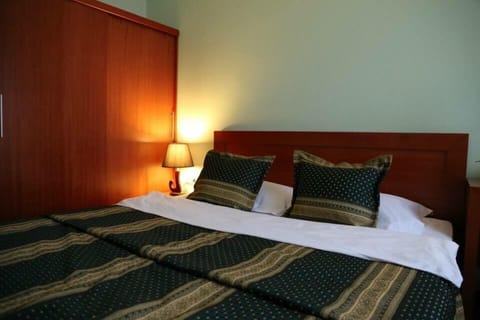 Laptop workspace, blackout drapes, iron/ironing board, free WiFi