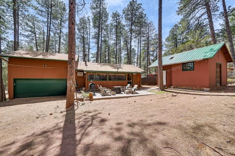 Pine Vacation Rental | 3BR | 2BA | 1 Step to Enter | 1,180 Sq Ft