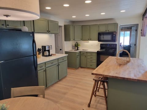 Fully equipped kitchen (no dishwasher at this home)