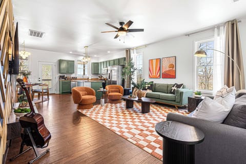 Cozy living room w/smart TV and pull out Queen couch!