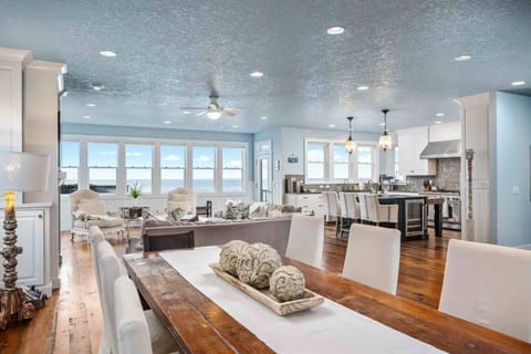 Welcome to Puffin Place! Please enjoy this one of a kind Oregon Coast paradise in Lincoln City.