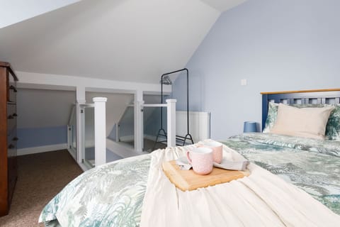 Come and soak up the sun & breathe in the sea air on the Sussex coast. This 2-bed maisonette offers sea views, with all the homes comforts you need for a comfortable stay.